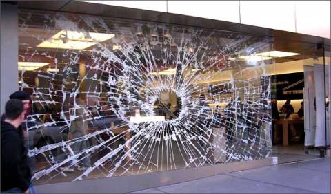 Наклейка разбитого окна в магазине Apple